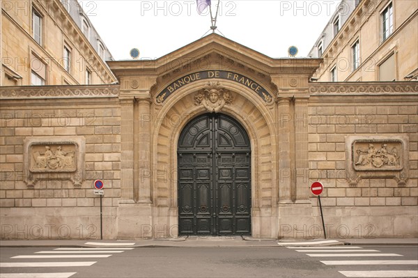 France, ile de france, paris 1er arrondissement, rue la vrilliere, banque de france, hotel de toulouse dit aussi de la vrilliere, portail sur rue, detail bas relief, sculpture,