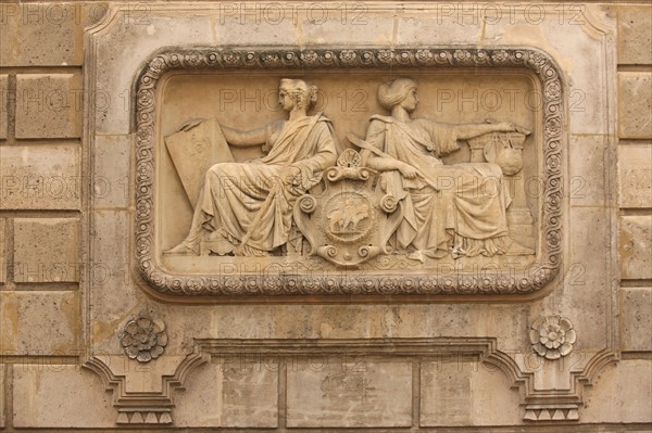 France, ile de france, paris 1er arrondissement, rue la vrilliere, banque de france, hotel de toulouse dit aussi de la vrilliere, portail sur rue, detail bas relief, sculpture,