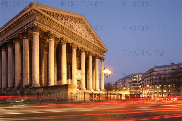 France, ile de france, paris 8e arrondissement, place de la madeleine, eglise de la madeleine, colonnes nuit, traces de voitures,