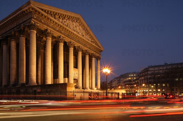 France, ile de france, paris 8e arrondissement, place de la madeleine, eglise de la madeleine, colonnes nuit, traces de voitures,