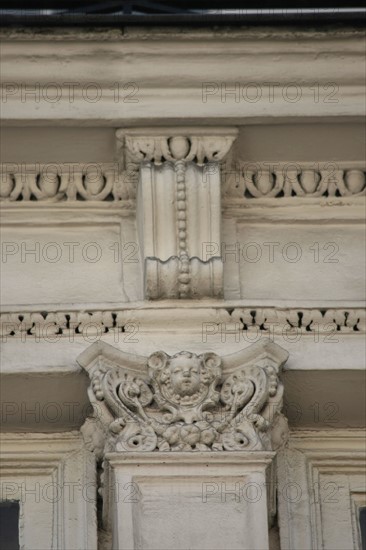 France, ile de france, paris 9e arrondissement, 11 rue de navarin, maison neo renaissance, detail chapiteau, pilastre, facade,