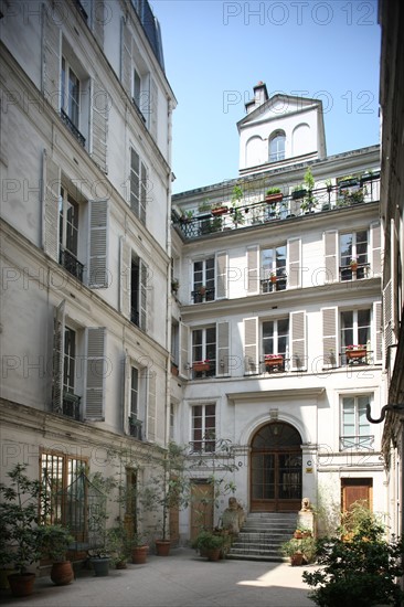 France, ile de france, paris 9e arrondissement, 20 rue saint lazare, cour, habitation, lions entourant l'escalier,