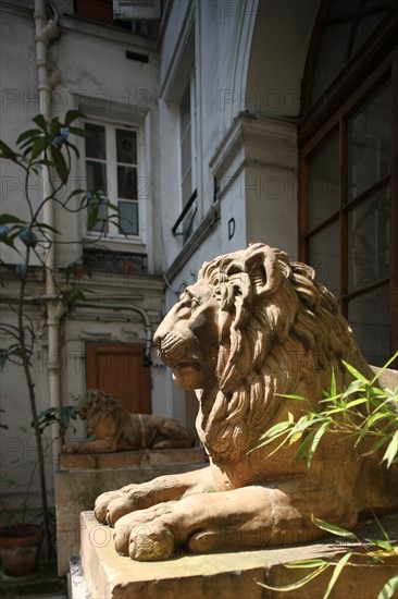 France, ile de france, paris 9e arrondissement, 20 rue saint lazare, cour, habitation, lions entourant l'escalier,