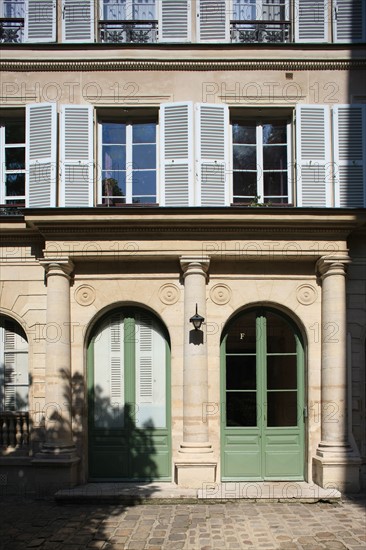 France, ile de france, paris 9e arrondissement, 41-47 rue des martyrs, maison dite Rognon, immeubles sur cour, detail colonne et medaillons,