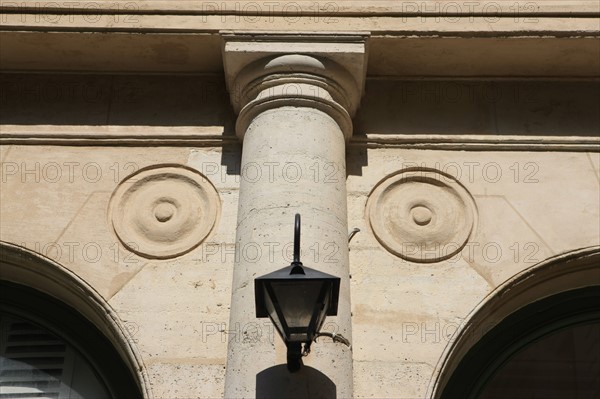 France, ile de france, paris 9e arrondissement, 41-47 rue des martyrs, maison dite Rognon, immeubles sur cour, detail colonne et medaillons,