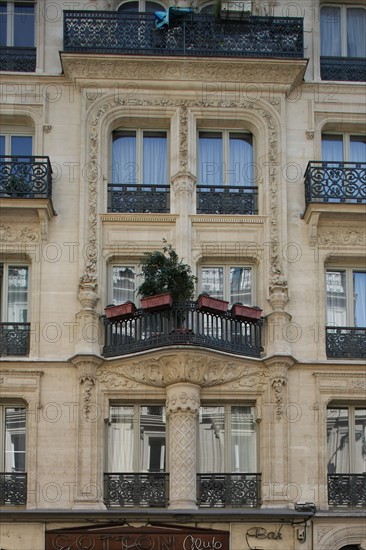 France, ile de france, paris 9e arrondissement, 25 rue victor masse, immeuble neo renaissance, decor, facade, face a l'avenue frochot,