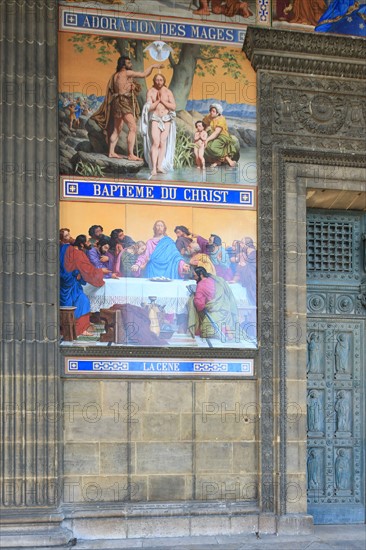 France, ile de france, paris 10e arrondissement, place franz liszt. eglise saint vincent de paul, plaques de lave emaillee sous le porche,