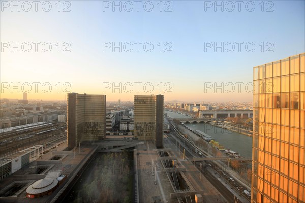 France, ile de france, paris 13 arrondissement, bibliotheque nationale de france, site francois mitterrand, architecte dominique perrault, vue panoramique depuis le belvedere au 18e etage de la tour des nombres,