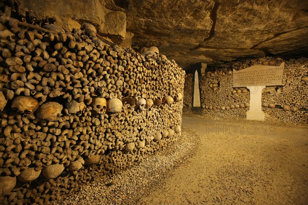 France, ile de france, paris 14e arrondissement, place denfert rochereau, catacombes, ossements, cranes, galerie, souterrain,