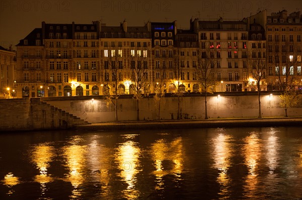 france, ile de france, paris, 1e arrondissement, ile de la cite, seine, quai de l'horloge, conciergerie depuis le quai de gesvres, nuit, matin,