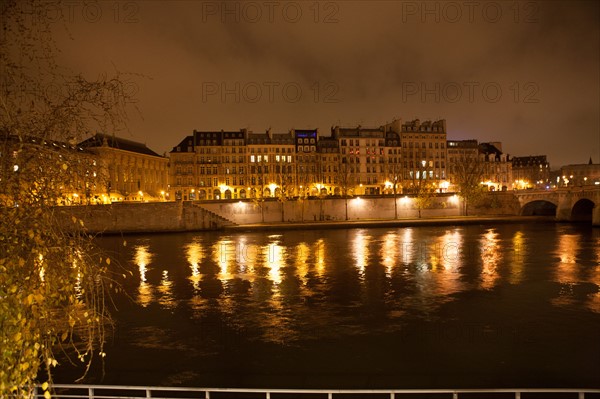 france, ile de france, paris, 1e arrondissement, ile de la cite, seine, quai de l'horloge, conciergerie depuis le quai de gesvres, nuit, matin,