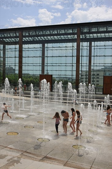 France, ile de france, paris, 15e arrondissement, parc andre citroen, jardin, jets d'eau, ete, enfants, ados, jeux d'eau, serres, ballon air de paris,