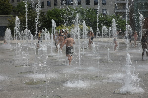 France, ile de france, paris, 15e arrondissement, parc andre citroen, jardin, jets d'eau, ete, enfants, ados, jeux d'eau, serres, ballon air de paris,