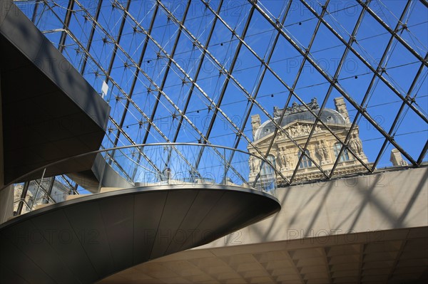 France, ile de france, paris 1er arrondissement, musee du louvre, cour napoleon, sous la pyramide de verre, architecte ieoh ming pei, escalier,