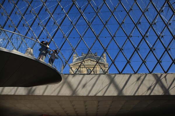 France, ile de france, paris 1er arrondissement, musee du louvre, cour napoleon, sous la pyramide de verre, architecte ieoh ming pei, escalier,