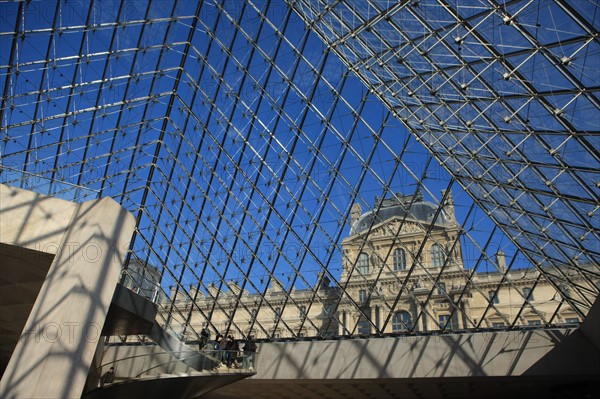 France, ile de france, paris 1er arrondissement, musee du louvre, cour napoleon, sous la pyramide de verre, architecte ieoh ming pei, escalier,