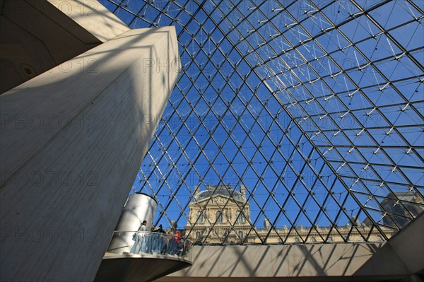 France, ile de france, paris 1er arrondissement, musee du louvre, cour napoleon, sous la pyramide de verre, architecte ieoh ming pei, escalier,