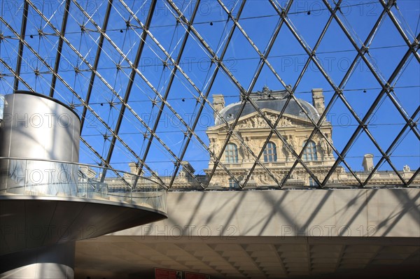 France, ile de france, paris 1er arrondissement, musee du louvre, cour napoleon, sous la pyramide de verre, architecte ieoh ming pei, escalier,