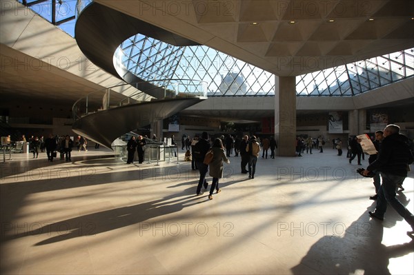 France, ile de france, paris 1er arrondissement, musee du louvre, cour napoleon, sous la pyramide de verre, architecte ieoh ming pei, escalier,