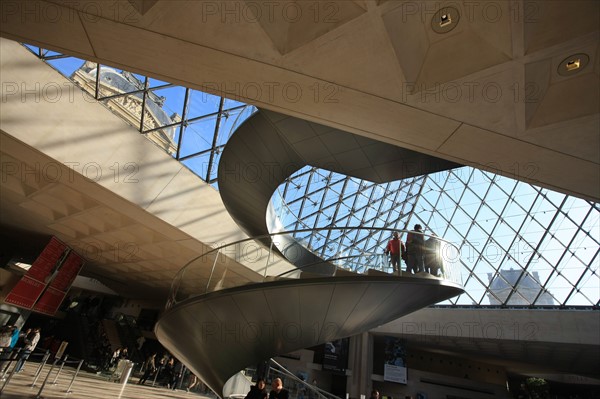 France, ile de france, paris 1er arrondissement, musee du louvre, cour napoleon, sous la pyramide de verre, architecte ieoh ming pei, escalier,