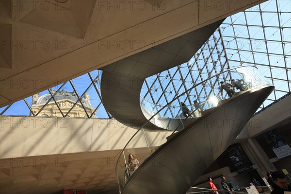 France, ile de france, paris 1er arrondissement, musee du louvre, cour napoleon, sous la pyramide de verre, architecte ieoh ming pei, escalier,