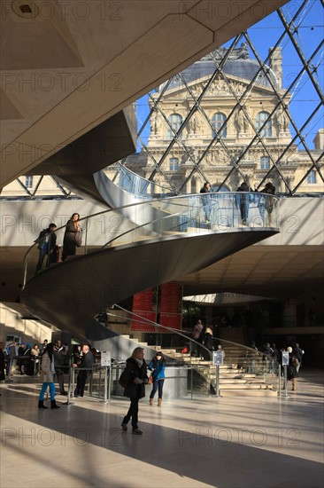 France, ile de france, paris 1er arrondissement, musee du louvre, cour napoleon, sous la pyramide de verre, architecte ieoh ming pei, escalier,