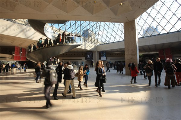 France, ile de france, paris 1er arrondissement, musee du louvre, cour napoleon, sous la pyramide de verre, architecte ieoh ming pei, touristes, escalier,