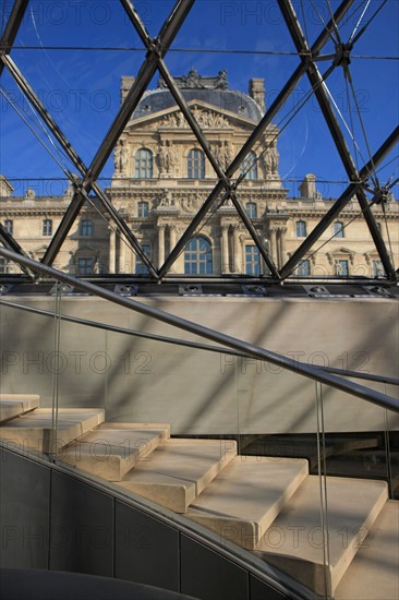 France, ile de france, paris 1er arrondissement, musee du louvre, cour napoleon, sous la pyramide de verre, architecte ieoh ming pei, escalier,