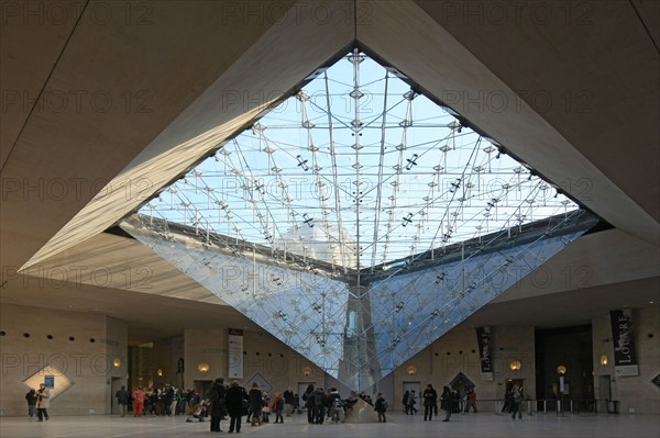 France, ile de france, paris 1er arrondissement, musee du louvre, carrousel, sous la pyramide de verre inversee, architecte ieoh ming pei, galerie marchande, touristes,