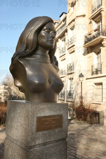 France, ile de france, paris 18e arrondissement, place dalida, buste de la chanteuse, sculpteur alain aslan,