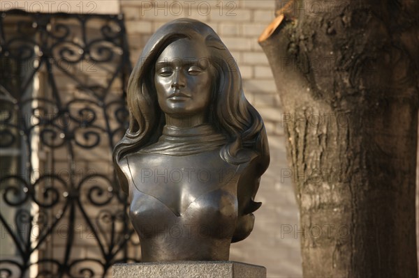 France, ile de france, paris 18e arrondissement, place dalida, buste de la chanteuse, sculpteur alain aslan,