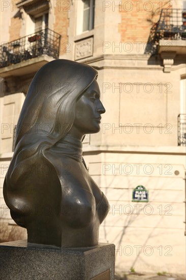 France, ile de france, paris 18e arrondissement, place dalida, buste de la chanteuse, sculpteur alain aslan,