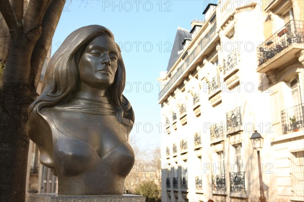 France, ile de france, paris 18e arrondissement, place dalida, buste de la chanteuse, sculpteur alain aslan,