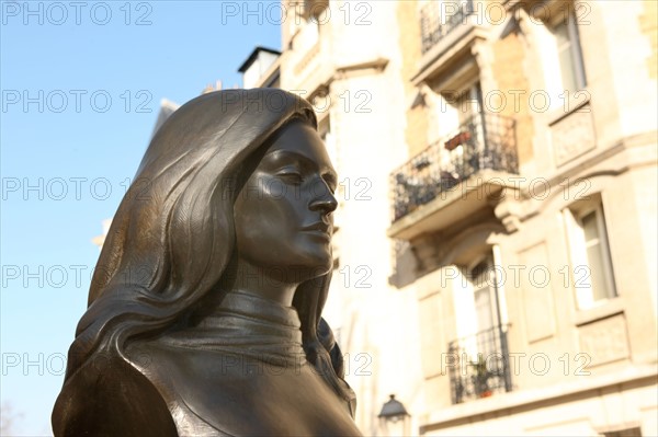 France, ile de france, paris 18e arrondissement, place dalida, buste de la chanteuse, sculpteur alain aslan,