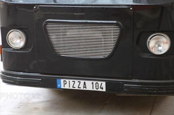 France, ile de france, paris, 18e arrondissement, 104 rue d'aubervilliers, le centquatre, centre artistique de la ville de paris, anciennes pompes funebres, camion a pizza,