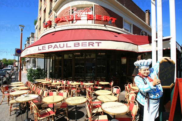 France, ile de france, paris 18e arrondissement, puces de saint ouen, entree du marche paul bert, restaurant bar, le paul bert, terrasse,