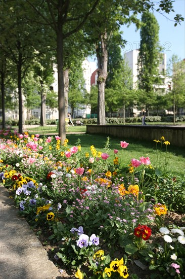 France, ile de france, paris 20e arrondissement, rue michel de bourges, square casque d'or, jardin public, fleurs, simone signoret, jacques becker, film,