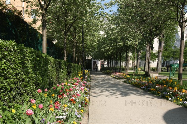 France, ile de france, paris 20e arrondissement, rue michel de bourges, square casque d'or, jardin public, fleurs, simone signoret, jacques becker, film,