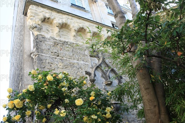 France, ile de france, paris 9e arrondissement, avenue frochot, voie privee entre la rue victor masse et la place pigalle, pignon du n7, decor neo gothique,


Date : Ete 2012