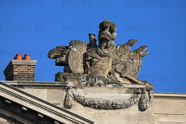 france, region ile de france, paris 8e arrondissement, place de la concorde, hotel de la marine, ancien ministere, detail sculpture, toit, fronton, pavillon ouest, vers rue royale, hotel particulier,


Date : Ete 2012