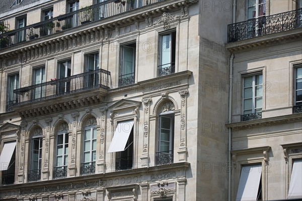 France, ile de france, paris 9e arrondissement, 34 rue de chateaudun, immeuble neo renaissance, restaure, detail facade sur rue, decor, mur en retrait entre le 32 et le 34


Date : Ete 2012