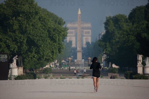 France, Region Ile de France, Paris, 1er arrondissement, jardin des Tuileries, vue vers l'obelisque de la place de la Concorde, et l'Arc de Triomphe de l'Etoile