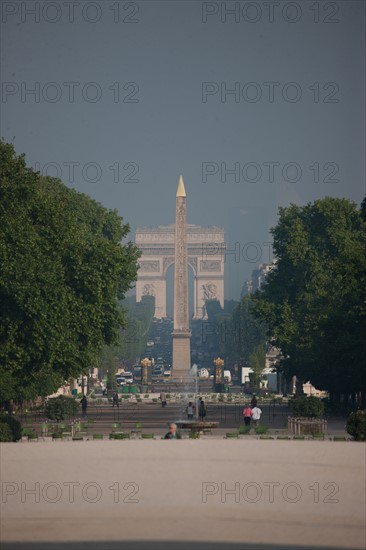 France, Region Ile de France, Paris, 1er arrondissement, jardin des Tuileries, vue vers l'obelisque de la place de la Concorde, et l'Arc de Triomphe de l'Etoile