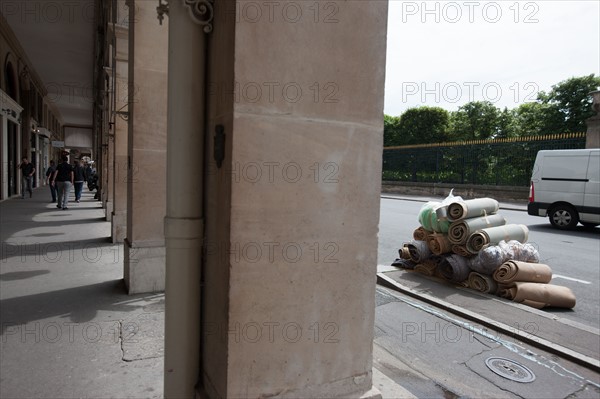 France, Region Ile de France, Paris, 1er arrondissement, arcades de la rue de Rivoli, abandon, vieux rouleaux, moquette