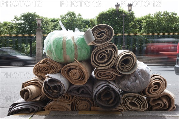 France, Region Ile de France, Paris, 1er arrondissement, rue de Rivoli, abandon, vieux rouleaux, moquette, dechet