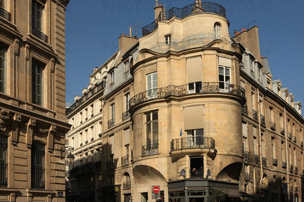 France, Region Ile de France, Paris 1er arrondissement, 43 rue Croix des Petits Champs, maison Jaucourt, facade galbee, rotonde, entre Banque de France et place des Victoires,