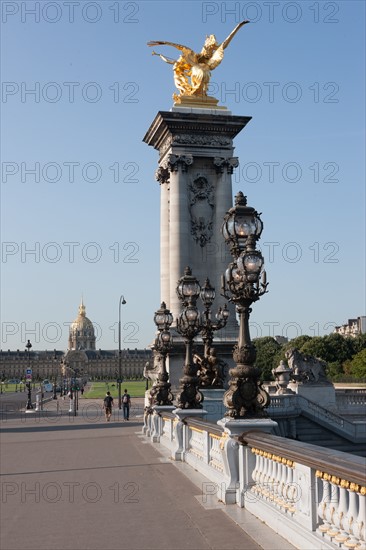 France, Region Ile de France, Paris 7e arrondissement, Pont Alexandre III, lampadaires, candelabres, Hotel des Invalides, dome,