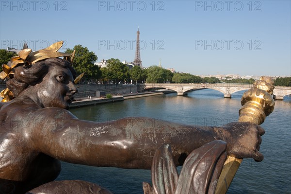 France, Region Ile de France, Paris 7e arrondissement, Pont Alexandre III, lampadaires, candelabres, Hotel des Invalides, dome,