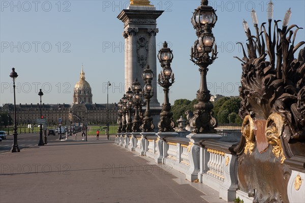 France, Region Ile de France, Paris 7e arrondissement, Pont Alexandre III, lampadaires, candelabres, Hotel des Invalides, dome,