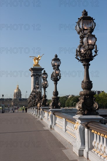 France, Region Ile de France, Paris 7e arrondissement, Pont Alexandre III, lampadaires, candelabres, Hotel des Invalides, dome,